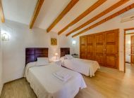 finca-can-salas-schlafzimmer-einzelbetten-einbauschrank