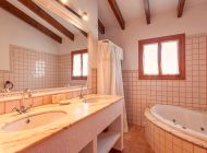 finca-tatoli-badezimmer-badewanne-dusche