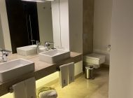 villa-emerald-badezimmer-hochwertig-doppelwaschbecken