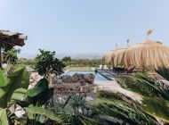 finca-ibizenko-style-poolbereich-sonnenliegen-sonnenschirme-mallorquin-landschaftsblick