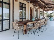 finca-ibizenko-style-terrasse-speisetafel