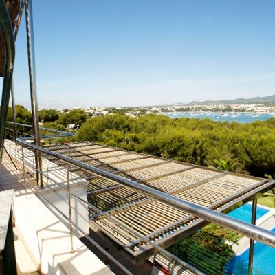 penthouse-porto-colom-terrasse-loungemoebel-speisetafel-meerblick