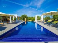 finca-ramino-balearen-pool-treppeneinstieg-sonnenliegen-daybed-landschaftsblick