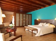 finca-ramino-doppelzimmer-doppelbett-sitzmoebel-bad-en-suite