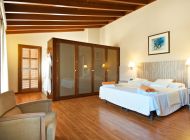 finca-salvia-schlafzimmer-5-doppelbett-bad-ensuite
