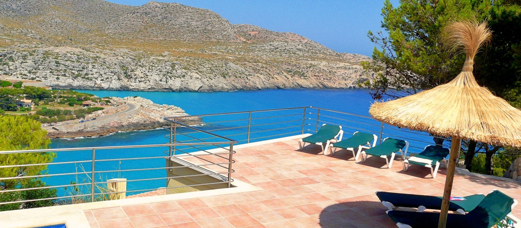 villa-cala-carbo-mallorca-sonnenliegen-pool-meer