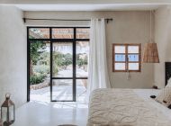 finca-ibizenko-style-schlafzimmer-5-terrassenzugang