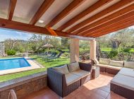 finca-tatoli-terrasse-ueberdacht-loungemoebel