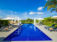 finca-salvia-pool-treppeneinstieg-sonnenliegen-landschaftsblick