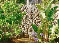 finca-tramuntana-aussenbereich-aussendusche-garten-vegetation-mediterran