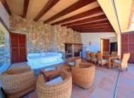 villa-cala-carbo-aussenbereich-terrasse-ueberdacht-chilloutbereich-barbecue-speisetafel-aussenkueche