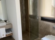 villa-emerald-dusche-bodengleich-stilvoll