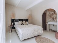 finca-ibizenko-style-schlafzimmer-5-doppelbett-waschtisch