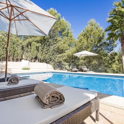 villa-bendinat-sonnenliegen-pool-mediterran-vegetation