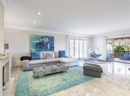 villa-bendinat-stilvoll-interieur-wohnsalon-kamin