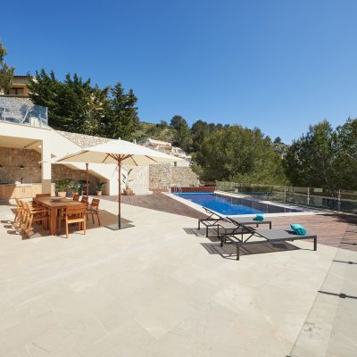 villa-emerald-poolterrasse-pool-aussendusche-sonnenliegen-speisetafel-barbecue