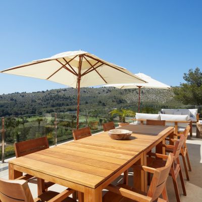 villa-emerald-terrasse-oben-speisetafel-loungemoebel-panoramablick-herrlich-golfplatz-ebene