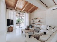 finca-ibizenko-style-sofalandschaft-tv-fensterfronten-gross