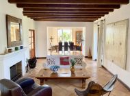 finca-tramuntana-speisebereich-wohnbereich-offen-kamin-terrassenzugang