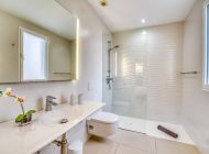villa-margalida-badezimmer-modern-dusche-ebenerdig