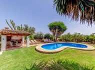 finca-can-salas-pool-gartenbereich-rasenflaechen