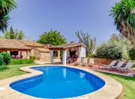 finca-can-salas-pool-treppeneinstieg-sonnenliegen