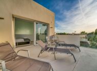 villa-margalida-obergeschoss-terrasse-sonnenliegen-meerblick