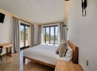 villa-emerald-schlafzimmer-doppelbett-tv-schreibtisch-terrassenzugang