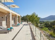 villa-emerald-terrassen-grosszuegig-sonnenliegen-aussicht-traumhaft-huegelkette-sonnenuntergaenge-wunderschoen
