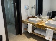 villa-emerald-badezimmer-dusche-ebenerdig-doppelwaschbecken