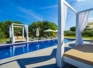 finca-ramino-aussenbereich-pool-sonnenliegen-daybed