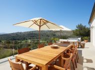 villa-emerald-terrasse-oben-speisetafel-loungemoebel-panoramablick-herrlich-golfplatz-ebene
