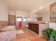 finca-la-cascada-badezimmer-masterbedroom-Badewanne-dusche
