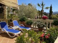 villa-miquel-hauptterrasse-mittagssonne-vegetation-mediterran