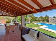 finca-tatoli-terrasse-ueberdacht-blick