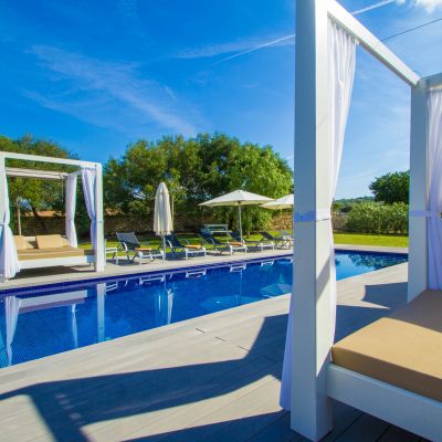 finca-ramino-aussenbereich-pool-sonnenliegen-daybed