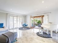 villa-bendinat-wohnsalon-klavierfluegel-fenstertueren-licht-aussenbereich